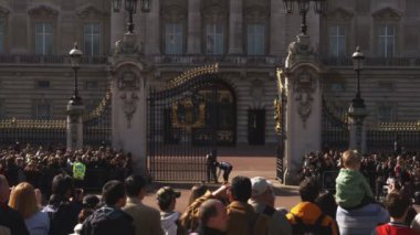 Yaklaşık Ekim, 2011 - Londra, İngiltere: Buckingham Sarayı Londra muhafiz değiştirmek orta geniş vurdu