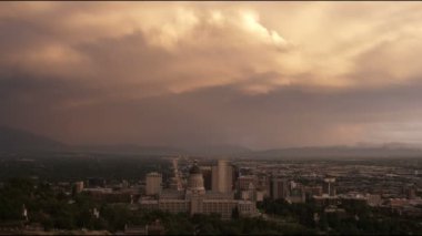 Salt Lake City, Utah, Capitol Hill, alacakaranlıkta bulutlu bir günde de dahil olmak üzere şehrin panoramik çekim.