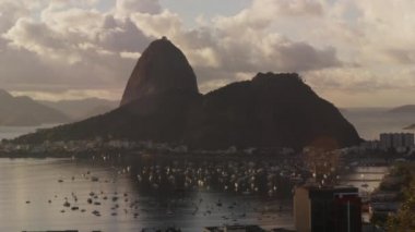 Botafogo koyda hareketli tekneler zaman hata izleme vurdu. Görüntüleri de bulutlar ve hava tramvay yolda Sugarloaf dağ hareketi yakalar.