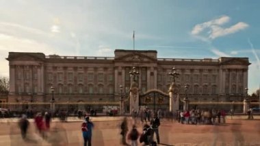 Buckingham Sarayı'nın önünde turist ile hızlandırılmış.