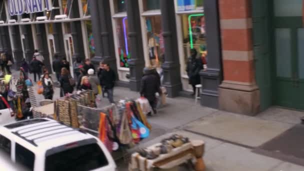 多莉在纽约市的人行道上向人们开枪 人行道上行人比较拥挤 — 图库视频影像