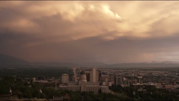 全景拍摄的市中心盐湖城 犹他州 包括国会山 在阴天的时候黄昏 — 图库视频影像