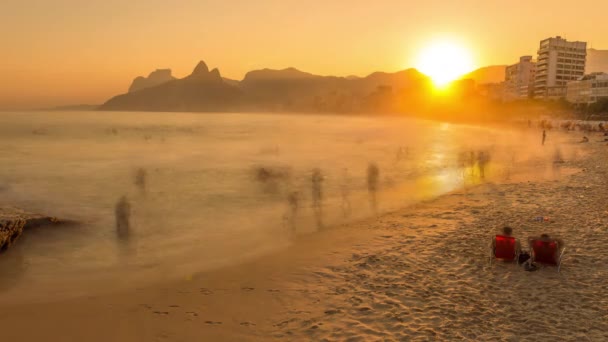 Time Lapse Van Zonsondergang Arpoador Beach Rio Brazilië Mensen Lopen — Stockvideo