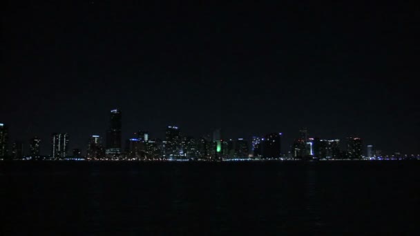 Ein Schuss Der Nachts Die Innenstadt Von Miami Zoomt — Stockvideo