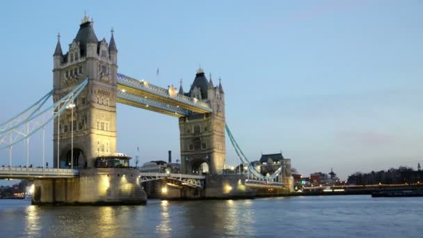 Geniş Timelapse Pan Köprüsü Nehir Gece Londra — Stok video