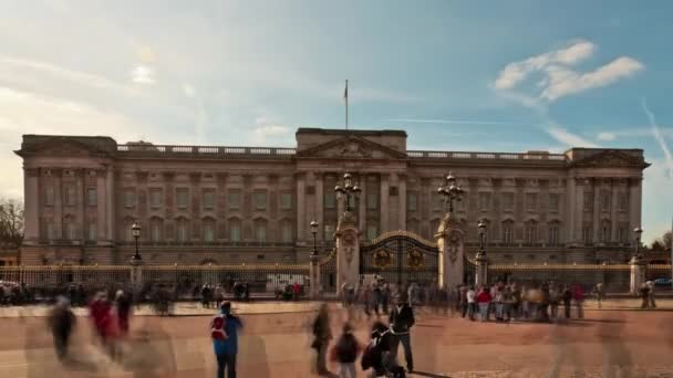 在前面的游客随时间推移白金汉宫 — 图库视频影像