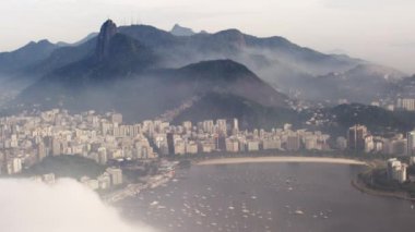 Rio de Janeiro, Brezilya için deniz kıyısından sisli bir gün