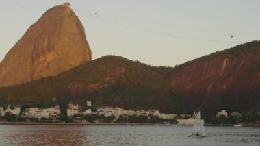 Guanabara Körfezi sailboard artan ve azalan üst mesafe Sugarloaf Dağı teleferik ile atış statik.