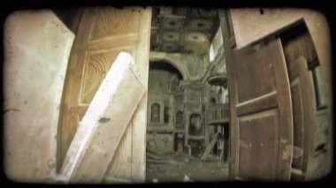 Bir kadeh yanan bir binada İtalya yıkık bir şehir içinde. Vintage stilize video klip.