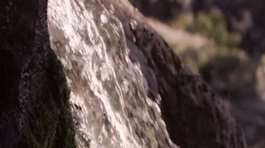 Ağır çekim portre kayaların üzerine sıçramasına şelale.