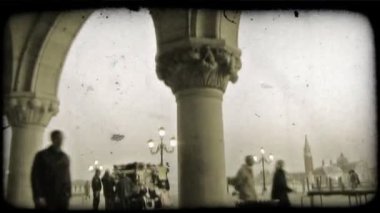 İnsanlar bazı kemer altında bir geçit ve İtalya plaza yürümek. Vintage stilize video klip.