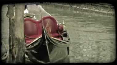 Suya bağlı bir gondol, bir kadeh. Vintage stilize video klip.