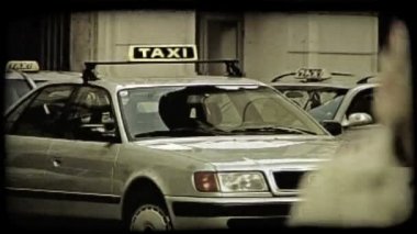 Avusturya taksilerinin bir hattından Viyana'da avusturyalı bir at arabasına bırakılan bir tava. Vintage stilize video klip.