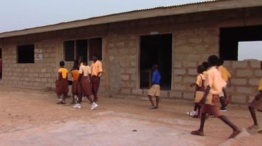 Afrika, Kenya - Ağustos 2010 yaklaşık: Geniş okulun önünde sıraya çocuk vurdu.