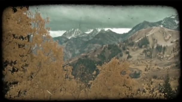 Pan Izquierda Derecha Valle Montañoso Con Vistas Las Montañas Color — Vídeo de stock