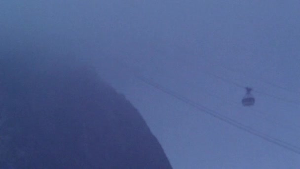 Снимок Гондолы Поднимающейся Гору Рио Жанейро Бразилия — стоковое видео
