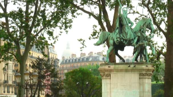Tiro Uma Estátua Homem Cavalo Paris Como Pássaros Voam Sobre — Vídeo de Stock