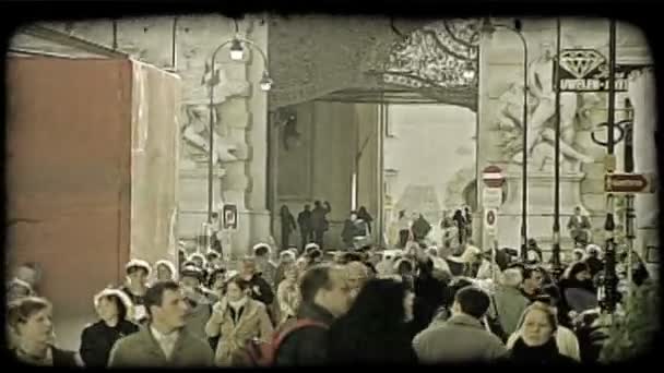 ウィーンの つのビルの間に歩道の上を歩くオーストリアの町の人々 の群衆 ビンテージの様式化されたビデオ クリップ — ストック動画