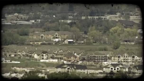 木満たされた谷で進行中の住宅の住宅プロジェクト ビンテージの様式化されたビデオ クリップ — ストック動画