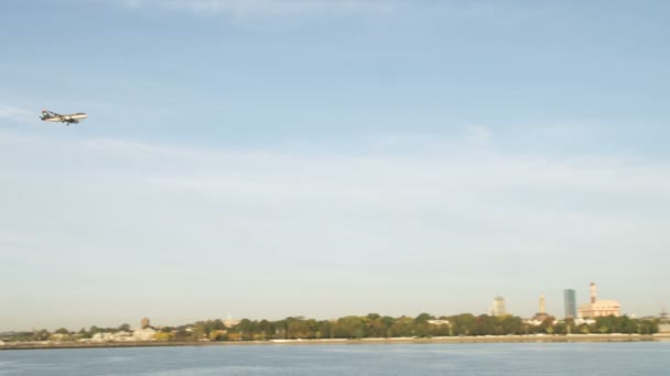 波士顿的远拍与飞机从查尔斯河对面经过 — 图库视频影像