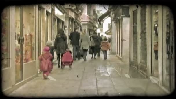Lidé Chodí Kolem Několika Obchodů Itálii Vintage Stylizované Videoklip — Stock video
