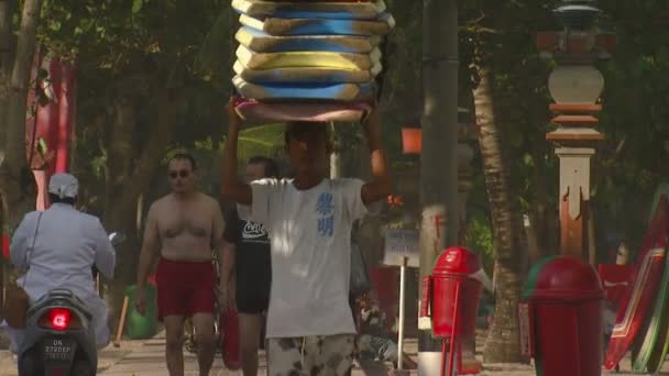 Bali Indonesia Circa 2013 Medium Shot Boy Carrying Boards Head — Stock Video