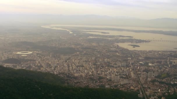Съёмки Воздуха Рио Жанейро Стадиона Моста Пасмурный День Океан Кадре — стоковое видео