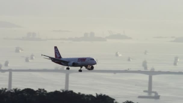 一架飞机降落在 Santos Dumont Airport 画面捕捉大桥为背景 小船在海湾和这架飞机的起落架延长的里约热内卢 大约在 2013 静态画面 — 图库视频影像