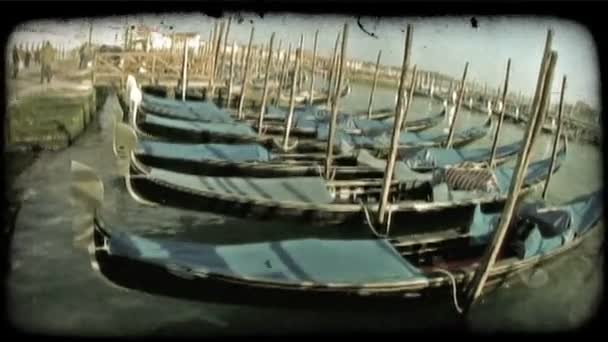 Αρκετές Γόνδολες Δεμένη Στην Αποβάθρα Ένα Κανάλι Της Βενετίας Εκλεκτής — Αρχείο Βίντεο