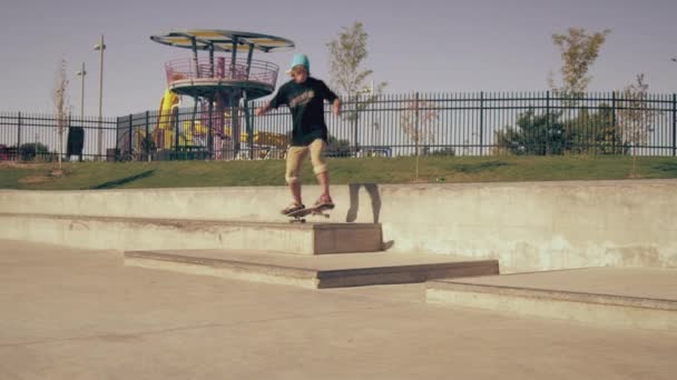 Strzał Skater Spada Próbie Kickflip Lukę Ziemie Primo Swoich Ciężarówkach — Wideo stockowe