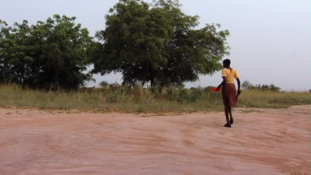 アフリカ ケニア 2010 広いフィールドで女の子の撮影します — ストック動画