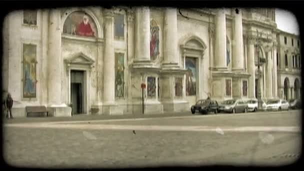墙上的画很多作为汽车驾驶的一栋建筑的镜头 复古风格化视频剪辑 — 图库视频影像