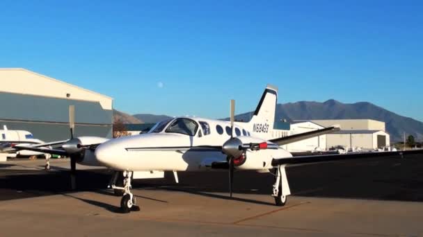 Zoom Skott Flygplan Asfalten Utah Flygplats Andra Plan Och Några — Stockvideo