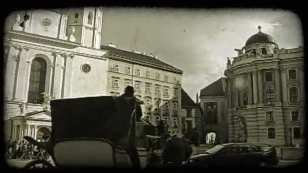 Aşağı Eğimli Iki Viyana Bina Doğru Atış Insanlar Araçların Geçiş — Stok video