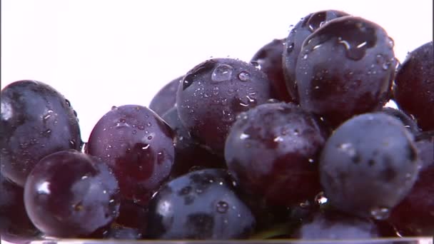 Plano Uvas Rotando Sobre Una Pantalla Blanca — Vídeos de Stock