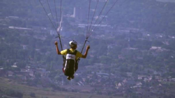 Tembakan Lambat Seorang Pria Paragliding Atas Salt Lake Valley Dan — Stok Video