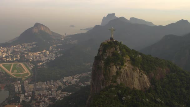 在里约热内卢 2013 航拍视频的基督救世主和拉各斯 Rodrigo 德弗雷塔斯 视频显示里约热内卢 灰蒙蒙的天空和巴西高原城市的景观 — 图库视频影像