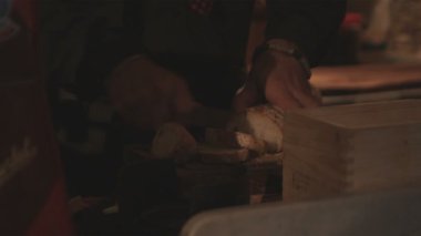 Bir adam kesme ekmek bir fırın İtalya yakın çekim.