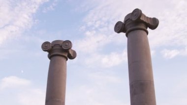 Mavi gökyüzü karşı iyonik sütun aşağılardan yavaş pan.