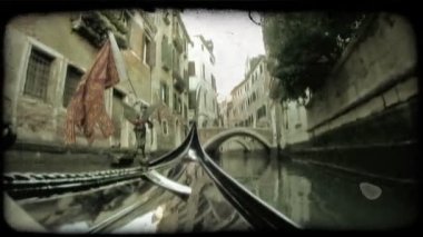 Bir gondol olarak bir çekim Venedik canal yolculukları. Vintage stilize video klip