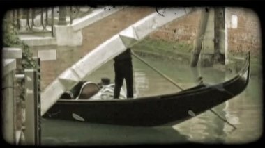 İnsanlar bir gondol Venedik, İtalya üzerinde bir gezintiye çıkalım. Vintage stilize video klip.