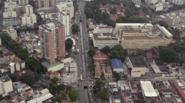 Yavaş hareket kentsel Rio de Janeiro, Brezilya Hava görüntüleri. Hareketli bir helikopterden filme.