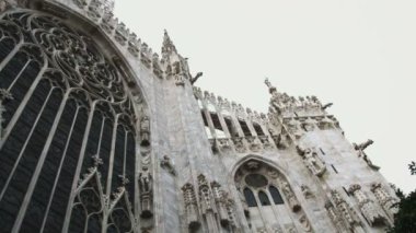 Geniş düşük açılı çekim antik bir Katedrali, Milano, İtalya.