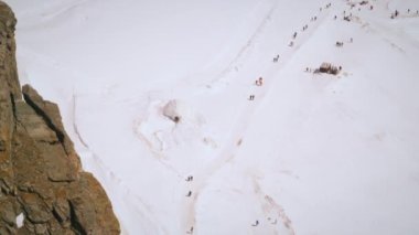 Atış birkaç kişi için İsviçre Alpleri trekking devirme. Bu insanlar Alpler Tur parçası alıyor. Bekleyen helikopter video bir bölümünde görülebilir.