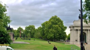 Londra, İngiltere - 11 Ekim 2011: Londra Hyde park yakınında gün boyunca Wellington ve Wellington kemer bir heykeli seyahat görünümü, İngiltere.