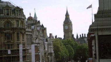 Big Ben saat kulesi Londra, sabit bir görünümünü filme Trafalgar Meydanı'nda bulunmaktadır Lord Nelson'ın anıt tabanından. Bazı binalar, ağaçlar, gökyüzü ve sallayarak İngiliz bayrağı da görünür.