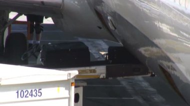 Bagaj Konveyör bant yerleştirilen sonra uçaktan geliyor havaalanına attırmak gösterilen.