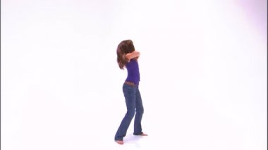 Mor bir gömlek ve pantolon dans bir kız çekim