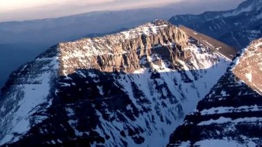 Karla kaplı kırmızı dağlar Utah hava atış. Kameramanların uçağa gemide iken bu atışı çekildi.