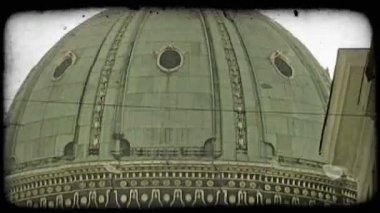 Tilt aşağı atış bir Viyana sokaklarda bina insanlarla dolu. Vintage stilize video klip.